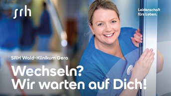 Pflegekraft in blauer Uniform steht an einer Tür und lächelt. Text: "Wechseln? Wir warten auf Dich!" SRH Wald-Klinikum Gera.