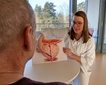 Chefärztin Dr. Susan Foller erklärt einem Patienten das Vorgehen bei einer Holmium-Laser-Enukleation der Prostata.