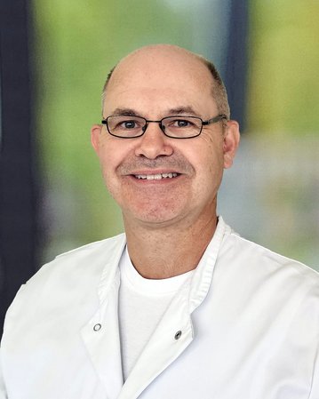 Dr. med. Daniel Schüler ist Chefarzt der Klinik für Kinder- und Jugendmedizin / Neonatolgie am SRH Wald-Klinikum Gera