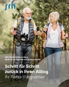 Zwei ältere Personen mit Wanderstöcken gehen auf einem Waldweg. Text: "Schritt für Schritt zurück in Ihren Alltag. Ihr Reha-Wegweiser."