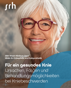 Eine lächelnde ältere Frau mit kurzen, grauen Haaren und einer Brille. Der Text im Bild bezieht sich auf die Ursachen, Folgen und Behandlungsmöglichkeiten bei Kniebeschwerden.