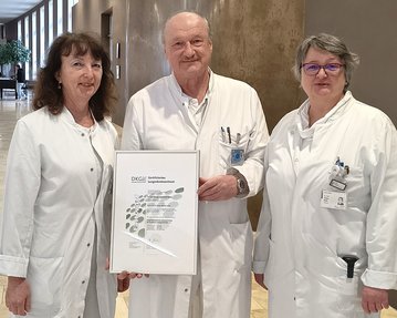 Diese Chefärzte stehen für das Lungenkrebszentrum: Dr. Dagmar Täuscher, Klinik für Pneumologie/ Onkologie; Prof. Dr. Thomas Lesser, Klinik für Thorax- und Gefäßchirurgie; Dr. Briska Bank, Klinik für Strahlentherapie und Radioonkologie (v.l.).