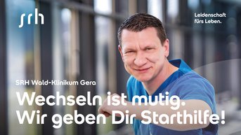 Mann in blauer Arbeitskleidung lächelt und zeigt Daumen hoch. Text: "Wechseln ist mutig. Wir geben Dir Starthilfe!" SRH Wald-Klinikum Gera.
