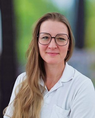 Dr. med. Susan Foller, Fachärztin für Urologie, Zusatzbezeichnung medikamentöse Tumortherapie;  Erfahrung als Prüfarzt für klinische Studie seit 2008, Zertifizierter Konsolenchirurg (DaVinci) seit 2015