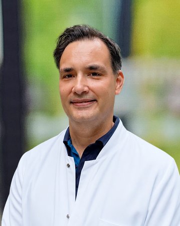 Dr.med.univ. Martin de Jonge ist Chefarzt der Klinik für Thorax- und Gefäßchirurgie/Angiologie am SRH Wald-Klinikum Gera.