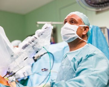 Urologe Dr. Wolf operiert mit Unterstützung eines OP-Roboters. Urologe Dr. Wolf operiert mit Unterstützung eines OP-Roboters.