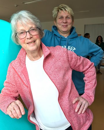 Die 81-jährige Gislinde Felsch genießt die Sportstunden bei Physiotherapeutin Corinna Krzykowski. Die Sporttherapie ist ein Angebot der SRH Krebsberatungsstelle Gera.